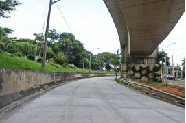 Pavimentação de concreto é refeita na avenida Limeira
